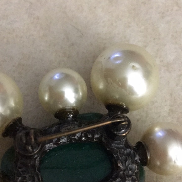 CHANEL-Authentic CHANEL brooch-gorgeous & unique.. - Picture 3 of 8